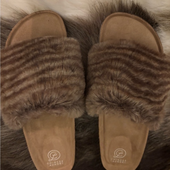 BNIB BY CHINESE LAUNDRY FURRY STRIPED BROWN SANDALS - Picture 2 of 11